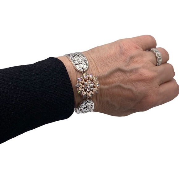 Jewelry - Vintage Style Floral Bracelet Holiday Gift Iridescent Ginger Snap 18mm NWT